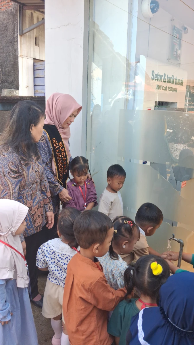 Bunda PAUD Desa Karanggondang Tinjau Proses Pembelajaran Pos PAUD Ceria, Dorong Kreativitas dan Pembiasaan Hidup Bersih
