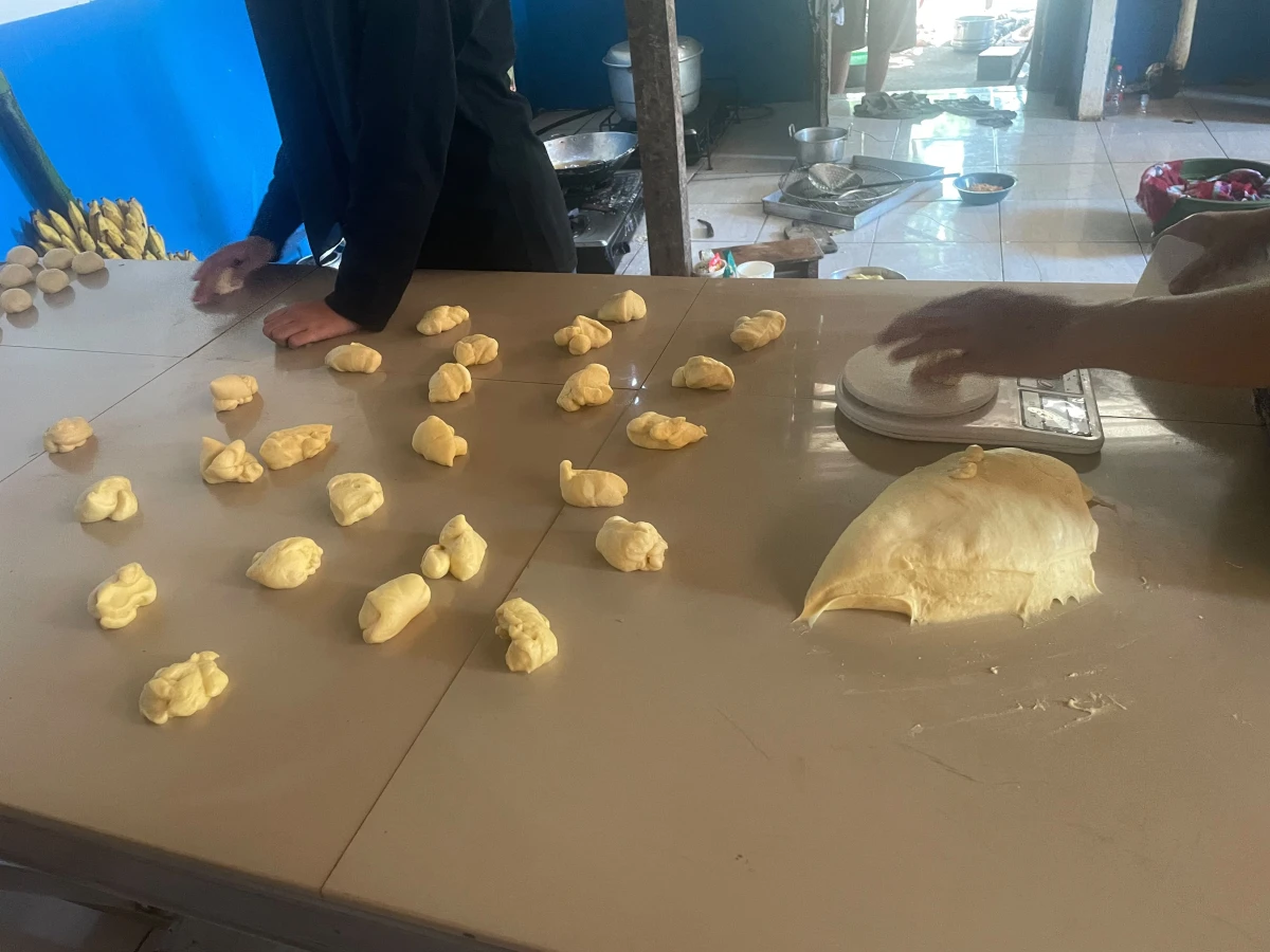 Ketua TP PKK Desa Karanggondang Tinjau Proses Produksi Roti di Catering Danish, Dukung Pengembangan UMKM Pangan Lokal