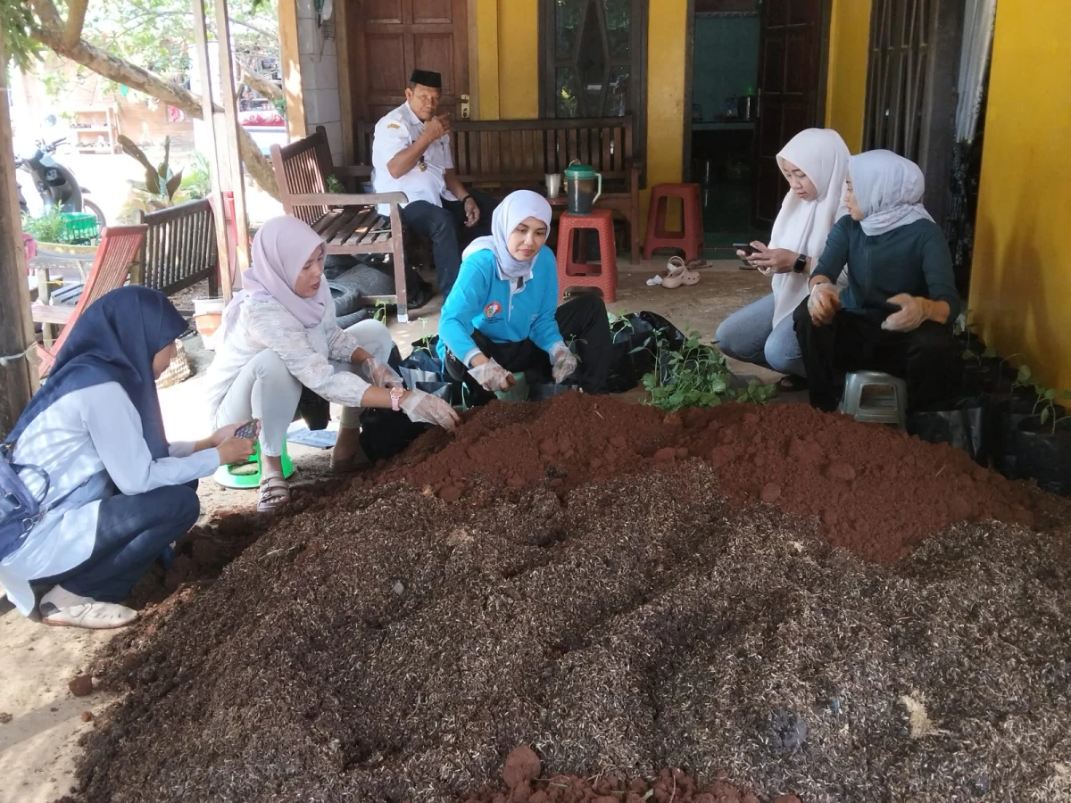Kerja Bhakti Di Kebun BIbit Desa Jambu