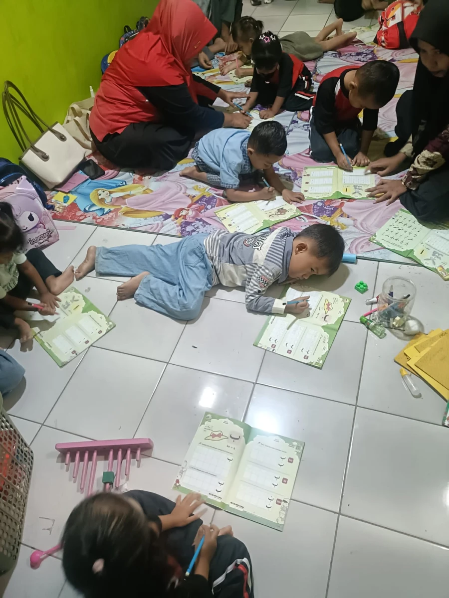 Kegiatan pembelajaran menulis huruf arab dengan tempat lesehan ala kadarnya semoga kedepan mempunyai fasilitas yang memadai. Al Faatihah ... Aamiin.