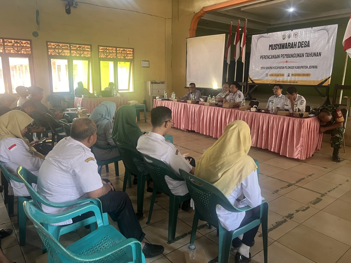 Mengahadiri Musdes Desa Sekuro 