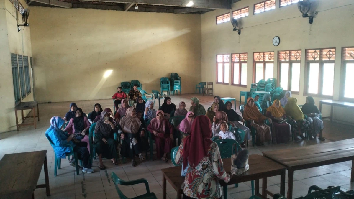 Mengikuti Posyandu Lansia “ Sekar Sari “ deaa Sekuro