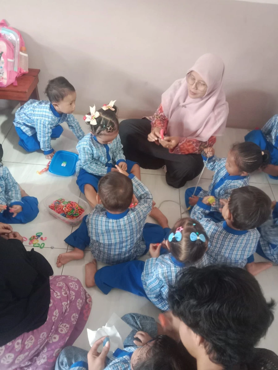 Kegiatan meronce murid PP Melati bersama bunda Paud Sengonbugel hari Selasa tanggal 28 juli