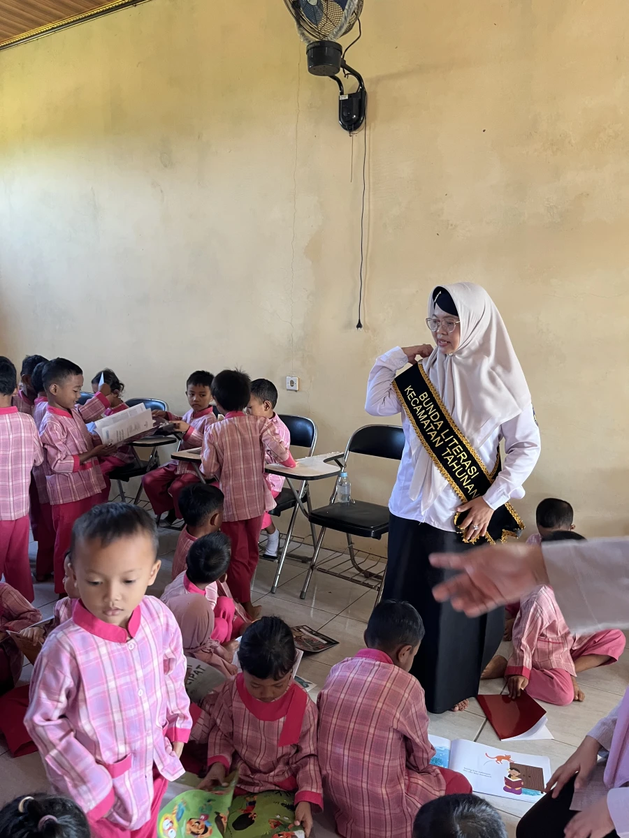 Membaca bersama Bunda Literasi Kecamatan Tahunan