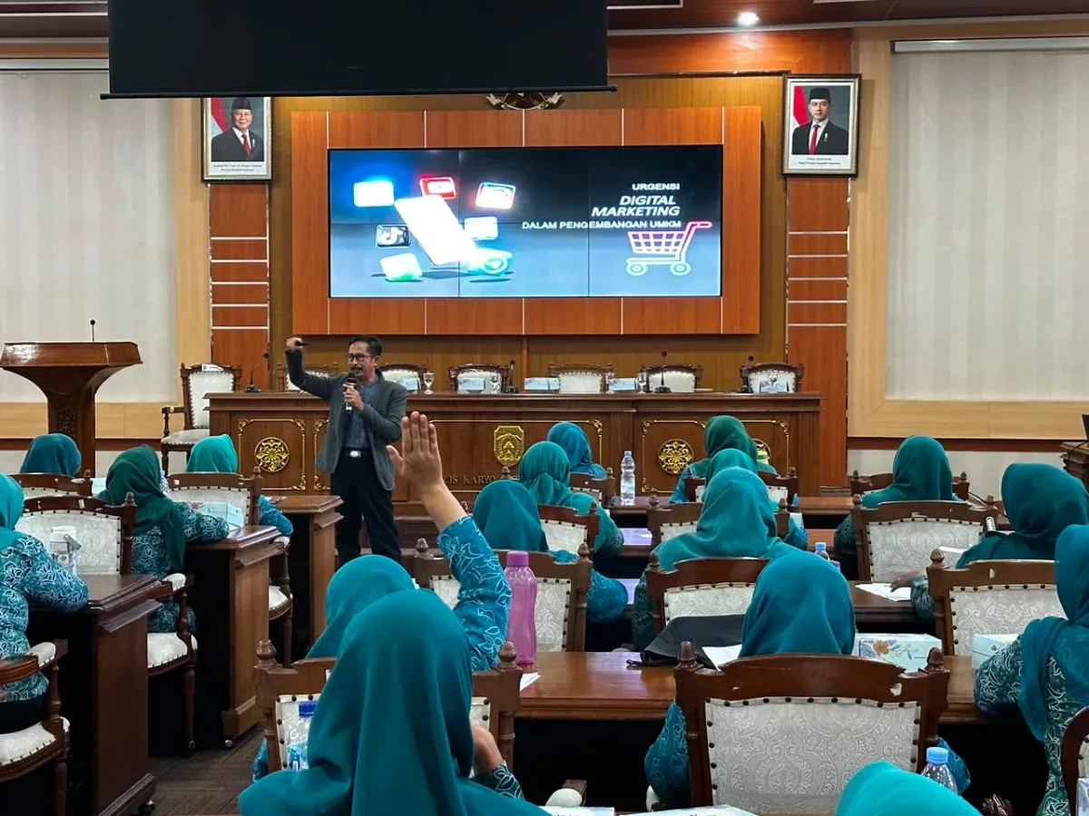 Penguatan Kapasitas Kader PKK melalui Pelatihan Digital Marketing untuk Mendukung UMKM Berdaya Saing