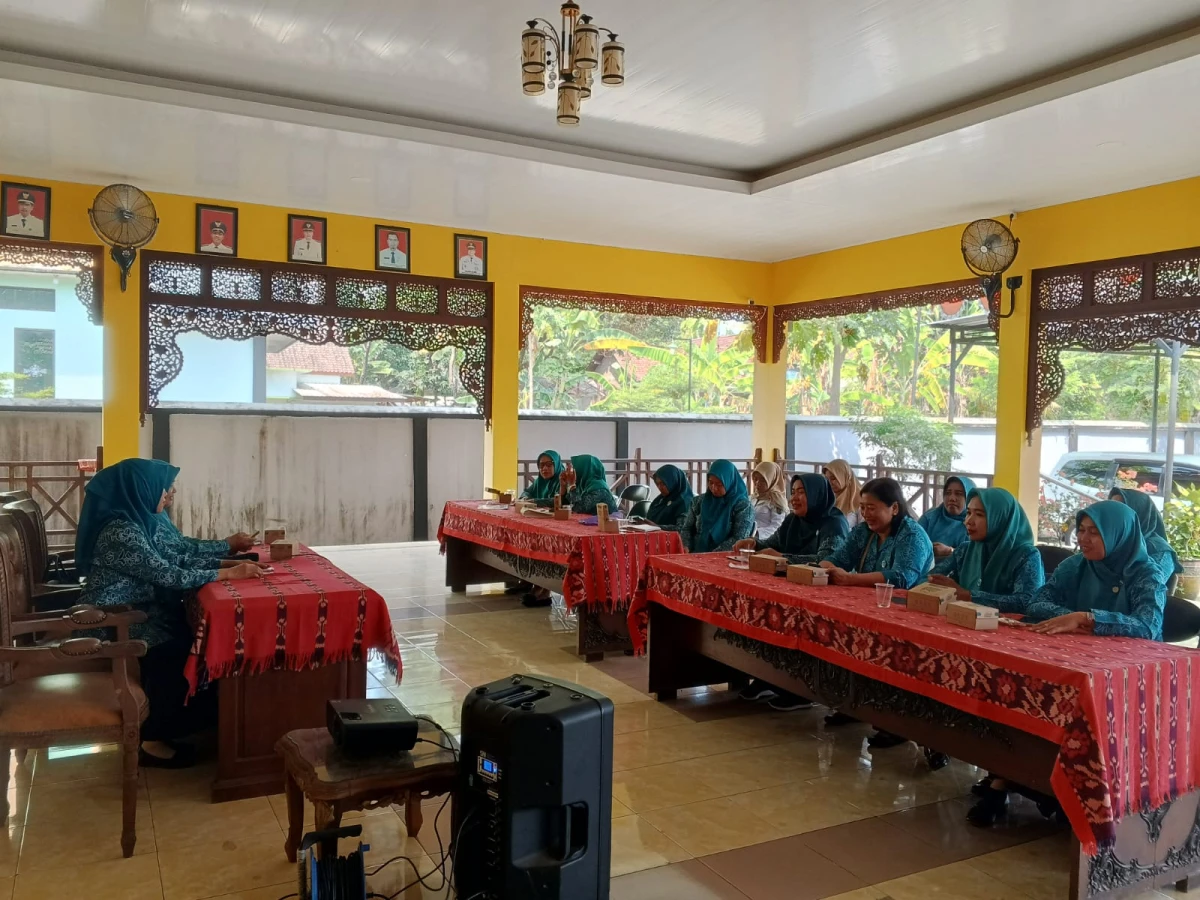 Rapat Koordinasi Ka. TP PKK Kec. Pakis Aji dengan  Ka. TP PKK       desa   se Kec. Pakis Aji dan Sosialisasi Caping PKK 