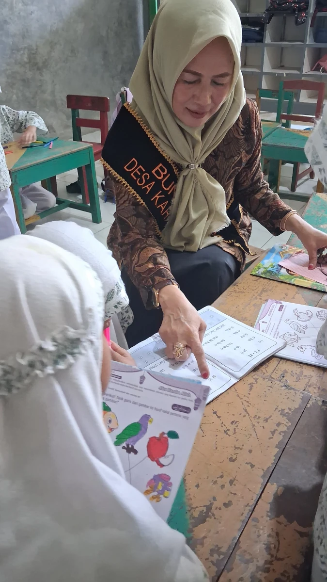 Bunda Literasi Desa Karanggondang Dampingi Siswa RA Dharul Huda 1 Meningkatkan Minat Baca Sejak Dini