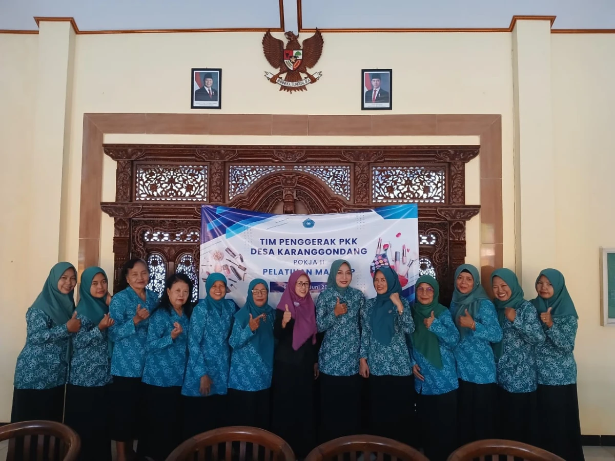 TP PKK Desa Karanggondang Gelar Pelatihan Make Up Bersama Salon Mutiara untuk Tingkatkan Keterampilan dan Kepercayaan Diri Kader PKK