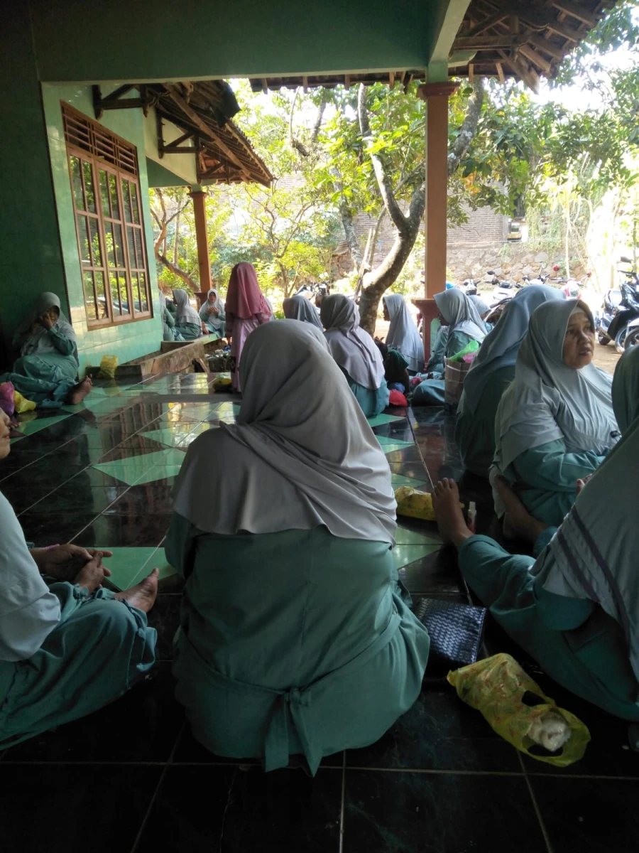 Jamaah Pengajian Tahtimul Quran RT 01/RW 05 Karanggondang Perkuat Keimanan dan Ukhuwah Islamiyah