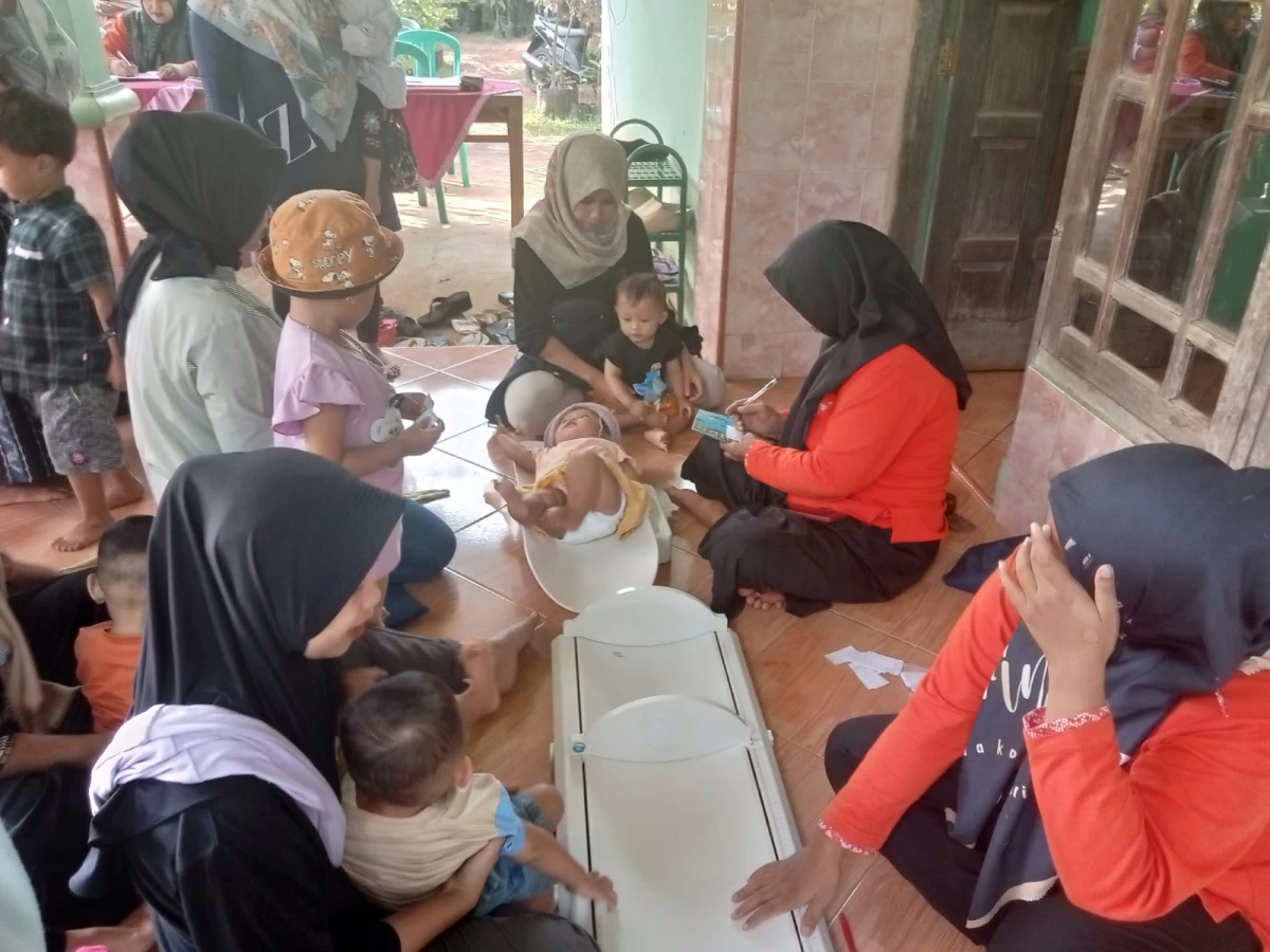 Pelayan posyandu melati di pos 7 desa kecapi 7 
