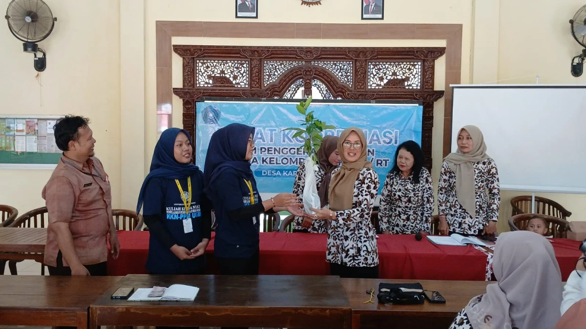 Kunjungan PPL Kecamatan Mlonggo dan KKN UGM dalam Rapat Koordinasi TP PKK Desa Karanggondang serta Penyerahan Simbolis Bibit Mangga dan Alpukat